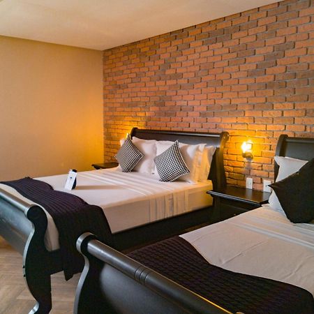 Vila Pugliesi Hotel Boutique เลนโซยส์ ภายนอก รูปภาพ