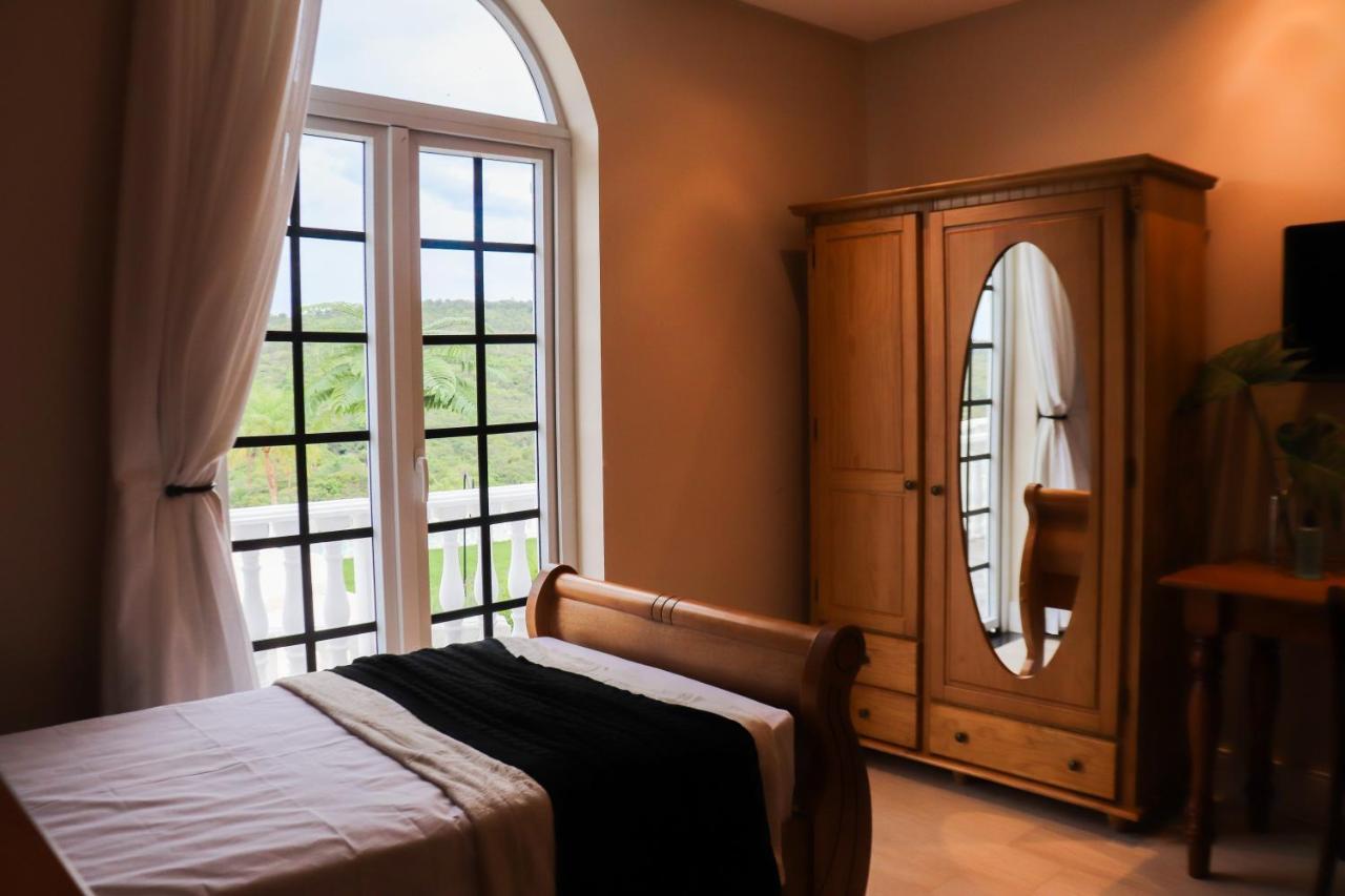 Vila Pugliesi Hotel Boutique เลนโซยส์ ภายนอก รูปภาพ