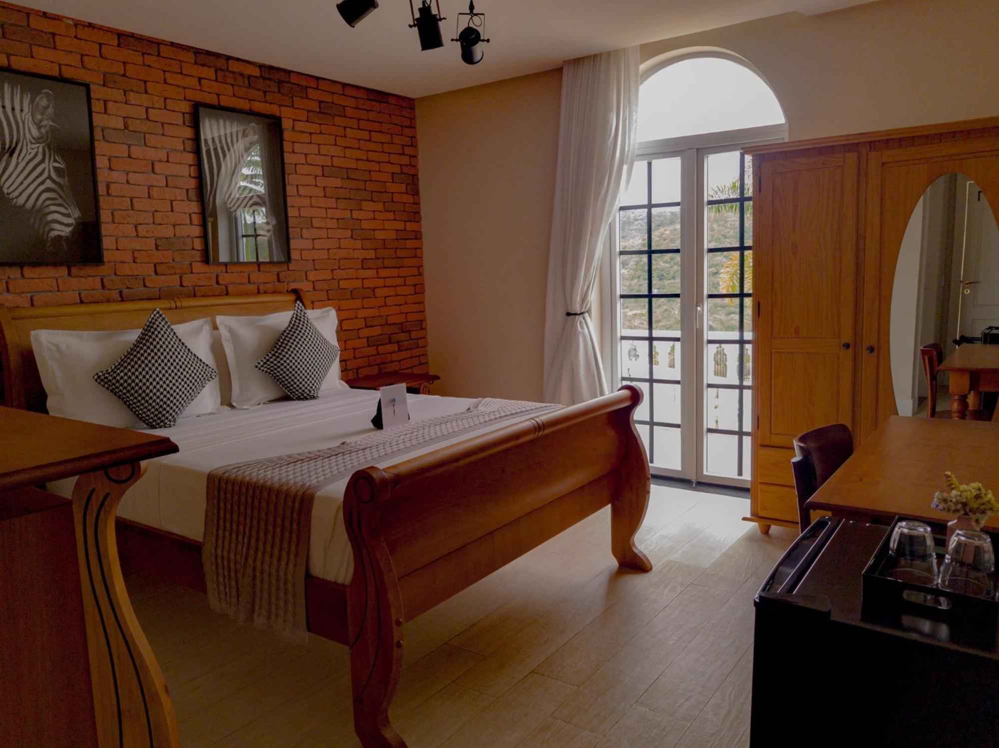 Vila Pugliesi Hotel Boutique เลนโซยส์ ภายนอก รูปภาพ